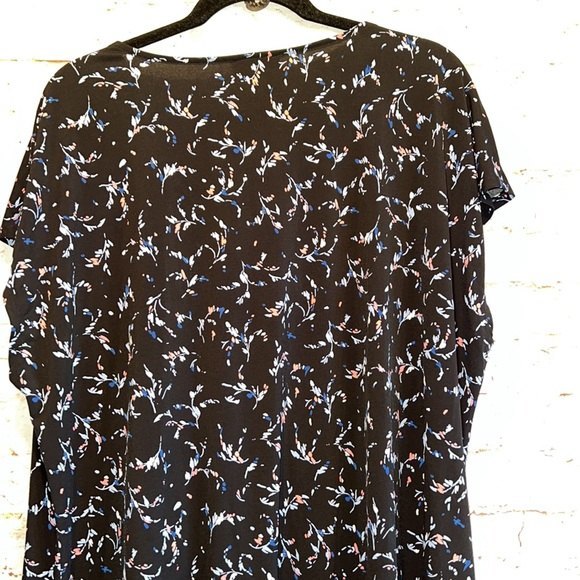 Lane Bryant short sleeve blouse pullover black floral 22/24 v neckline plus - Picture 9 of 9